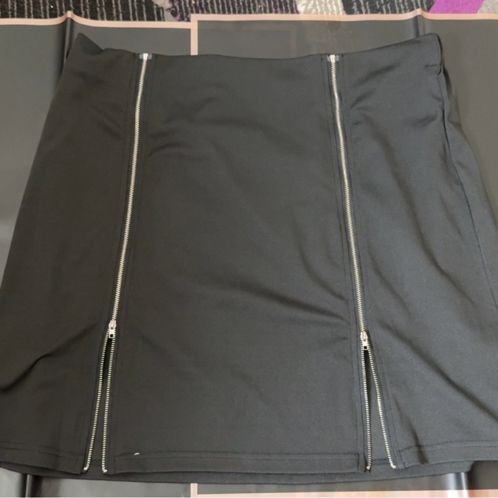 Sleek Black Mini Skirt with Zipper Accents
